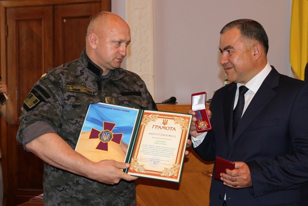 Мэру Николаева Юрию Гранатурову вручили награду Национальной Гвардии за помощь военнослужащим