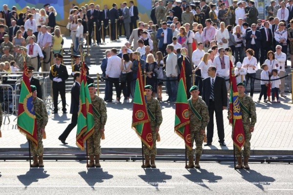 Президент Украины вручил боевые знамена пограничным подразделениям и принял парадный расчет украинских военных