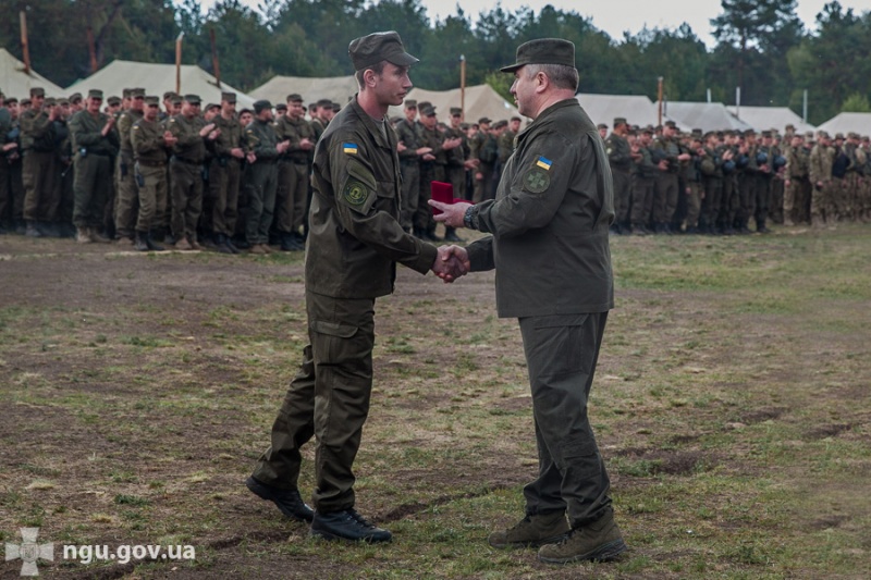 Командующий НГУ и Министр внутренних дел вручили награды участникам боя вблизи Семеновки
