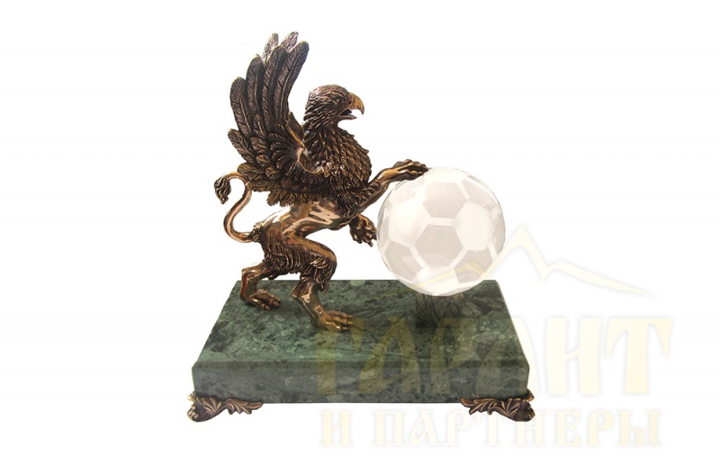 Бронзовая скульптура "Грифон с футбольным мячом"