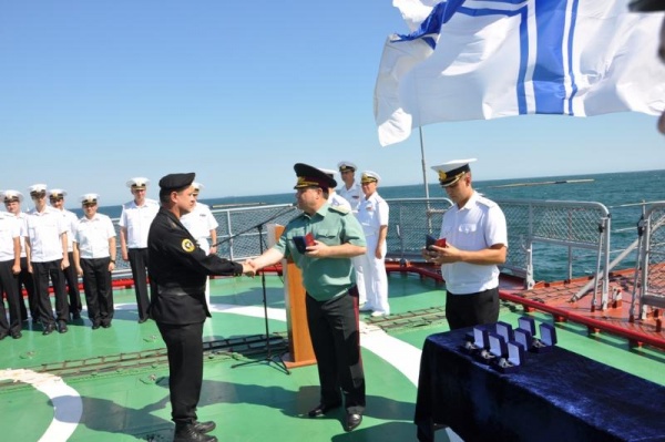  Министр обороны вручил награды военным морякам
