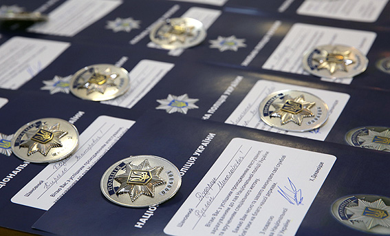 Специальные жетоны из рук главы Национальной полиции Украины получили около 50 работников центрального аппарата Национальной полиции