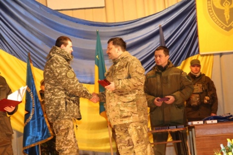 Награждение нагрудными знаками первого украинского добровольческого батальона