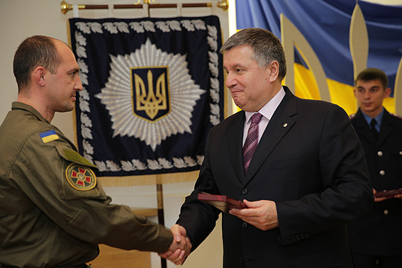 Министр внутренних дел Украины Арсен Аваков вручил награды защитникам отечества, с честью выполнили служебный долг