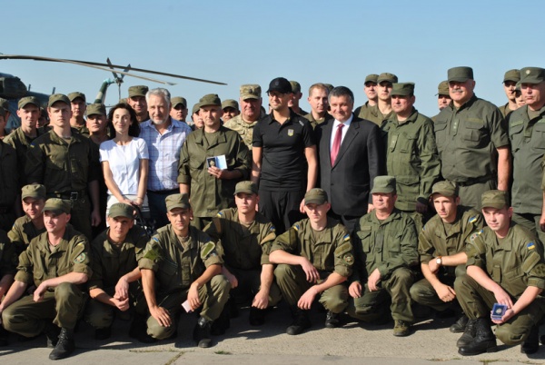 Премьер-министр Украины наградил нацгвардийцев в зоне АТО