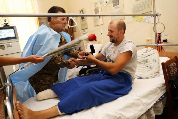 Министр обороны поздравил раненых бойцов АТО в госпитале
