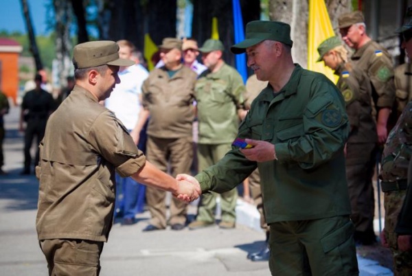В.и.о. командующего Национальной гвардии Украины генерал-лейтенант А. Кривенко наградил военнослужащих подразделений специального назначения НГУ