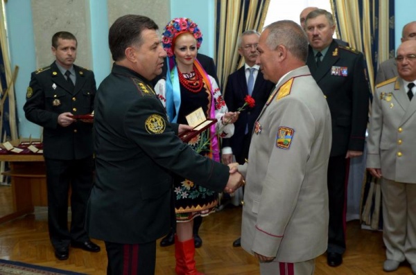 Министр обороны Украины генерал-полковник Степан Полторак вручил государственные награды военнослужащим